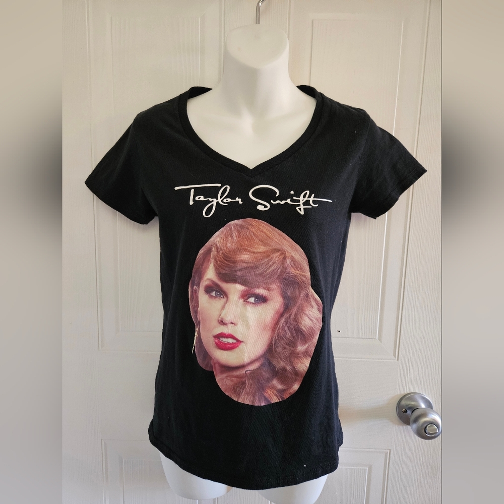 Gildan Black Graphic Women's Tee Shirt Taylor Swift. Small Size